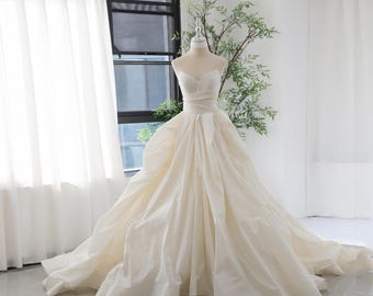 Volle Ball Hochzeitskleid trägerlosen tiefen Schatz Taft Brautkleid benutzerdefinierte handgefertigte einzigartige Elfenbein Kleid für die Hochzeit Kapelle Zug