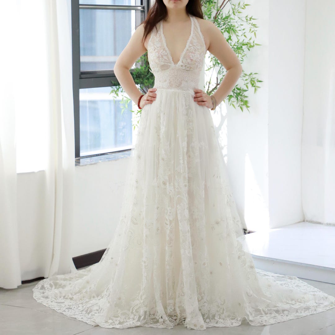 Vintage lace wedding dress halter neck backless A-line yoke waist Beach bridal wedding gowns custom made chapel train beige gold&silver lace