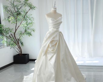 Strapless Seidensatin Brautkleid Kapelle Zug asymmetrische Falten benutzerdefinierte Brautkleider V-Ausschnitt natürliche Taille Elfenbein Glanz Satin Brautkleider
