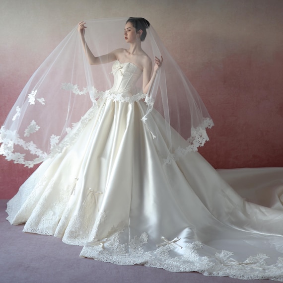 ダークアイボリーのミカドウェディングドレス、ストラップレス