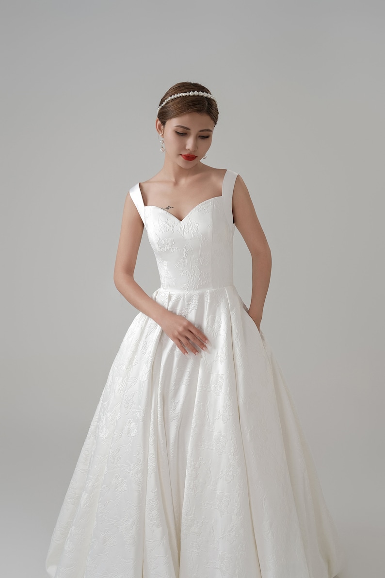 Vestido de novia de satén con relieve jacquard marfil, tirantes y bolsillos, vestido de novia personalizado, vestido moderno con cintura natural preordenada. imagen 4
