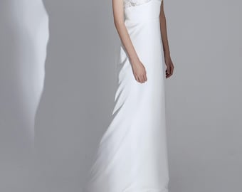 Vestido de novia sirena de crepé color marfil: escote en V profundo y mangas cortas