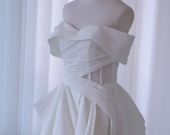 Einzigartiges geprägtes Satin-Hochzeitskleid, asymmetrischer Schlitzrock, Off-Shoulder Brautkleid