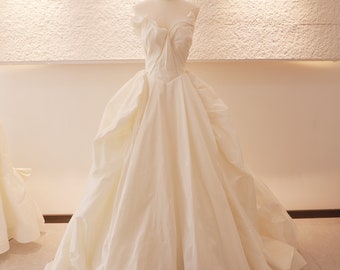 Baskische Taille Hochzeit Kleid Kapelle Zug Beige Taft Voll Braut Plissee Brautkleid Brauch