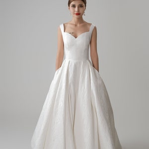Vestido de novia de satén con relieve jacquard marfil, tirantes y bolsillos, vestido de novia personalizado, vestido moderno con cintura natural preordenada. imagen 3