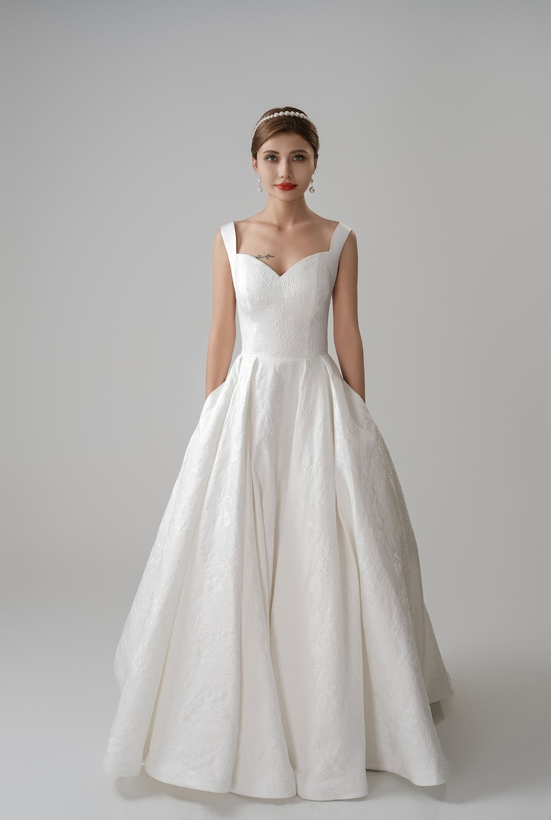 Vestido de novia de satén con relieve jacquard marfil, tirantes y bolsillos, vestido de novia personalizado, vestido moderno con cintura natural preordenada. imagen 3