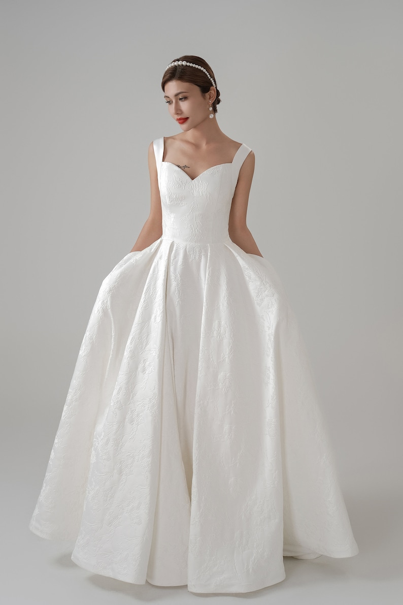 Vestido de novia de satén con relieve jacquard marfil, tirantes y bolsillos, vestido de novia personalizado, vestido moderno con cintura natural preordenada. imagen 5