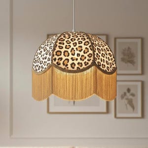 Può includere: Una tazza di ceramica bianca con manico nero e la scritta "But First, Coffee" in nero, con un carattere a mano. La tazza è su una superficie bianca.