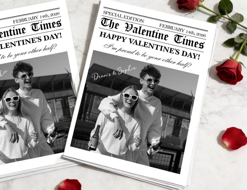 Może przedstawiać: Czarno-biały wydruk gazety walentynkowej ze zdjęciem pary. Nagł&oacute;wek brzmi "The Valentine Times" i "Happy Valentine's Day!" z datą 14 lutego 2026 r. Widoczne są r&oacute;wnież imiona "Dennis & Sophia".