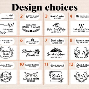 Op de afbeelding: Twaalf verschillende ontwerpmogelijkheden voor een gepersonaliseerde houten stempel. De ontwerpen omvatten een verscheidenheid aan lettertypen, afbeeldingen en tekst, zoals namen, datums en trouwringen. De ontwerpen zijn genummerd van 1 tot en met 12.