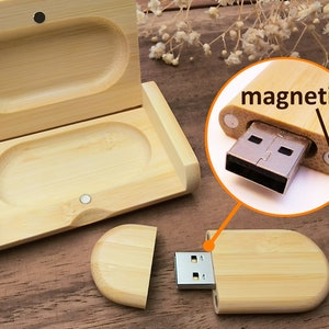 Op de afbeelding: Een houten USB-stick met een magnetische sluiting. De stick zit in een houten doos met een scharnierend deksel. De stick is gelabeld met "magnetisch".