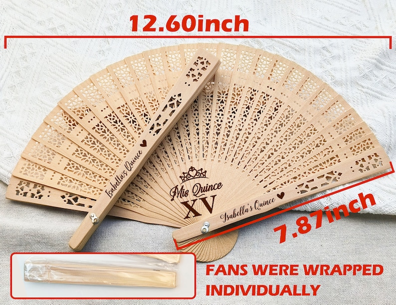 Puede incluir: Un abanico de mano de madera con un dise&ntilde;o decorativo de corte. El abanico mide 12,60 pulgadas de largo y 7,87 pulgadas de ancho. El abanico est&aacute; personalizado con el texto "Isabella's Quince" y "Mis Quince XV".