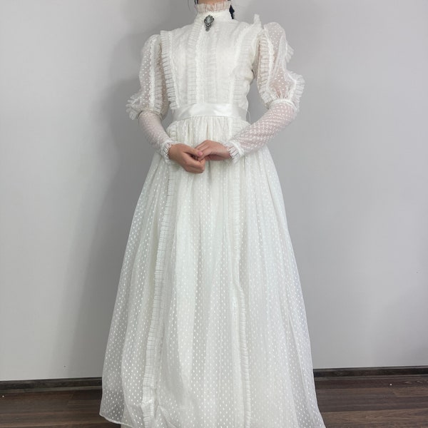 Robe de mariée vintage originale des années 1970 dans un cottagecore délicat et romantique, victorien