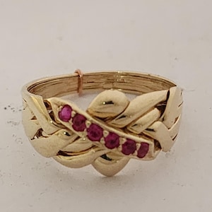 14 kt geelgouden puzzelring met 5 ringen en robijn