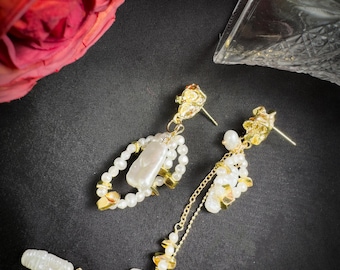 Pendientes de perlas asimétricos • Perlas largas con diseño de ondas para mujer • Joyas de perlas modernas y minimalistas • Pendientes con borlas estilo bohemio
