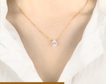 Collar con colgante de pera en forma de lágrima y circonitas cúbicas: plata de ley 925