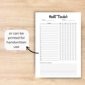 K&ouml;nnte beinhalten: Ein wei&szlig;es Habit-Tracker-Blatt mit dem Titel "Habit Tracker" in einer handschriftlichen Schriftart. Das Blatt enth&auml;lt Platz f&uuml;r Daten, Gewohnheiten und ein w&ouml;chentliches Tracking-Raster. Der Text lautet "or can be printed for handwritten use."