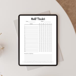 K&ouml;nnte beinhalten: Ein schwarzes Tablet mit einer wei&szlig;en Gewohnheits-Tracker-Vorlage. Der Tracker enth&auml;lt Abschnitte f&uuml;r Datum, Gewohnheiten und einen Wochenplan mit Kontrollk&auml;stchen. Der Text "Habit Tracker" steht oben. Der Boden des Tablets hat den Text "@LovelyDesignsbyJules".