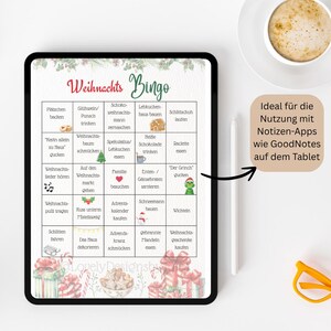 Puede incluir: Un juego de Bingo de Navidad digital que se muestra en una tableta negra. La tarjeta de bingo presenta actividades festivas como hornear galletas y decorar la casa. El texto "Weihnachts Bingo" est&aacute; en la parte superior. Un l&aacute;piz &oacute;ptico y una taza de caf&eacute; est&aacute;n al lado.