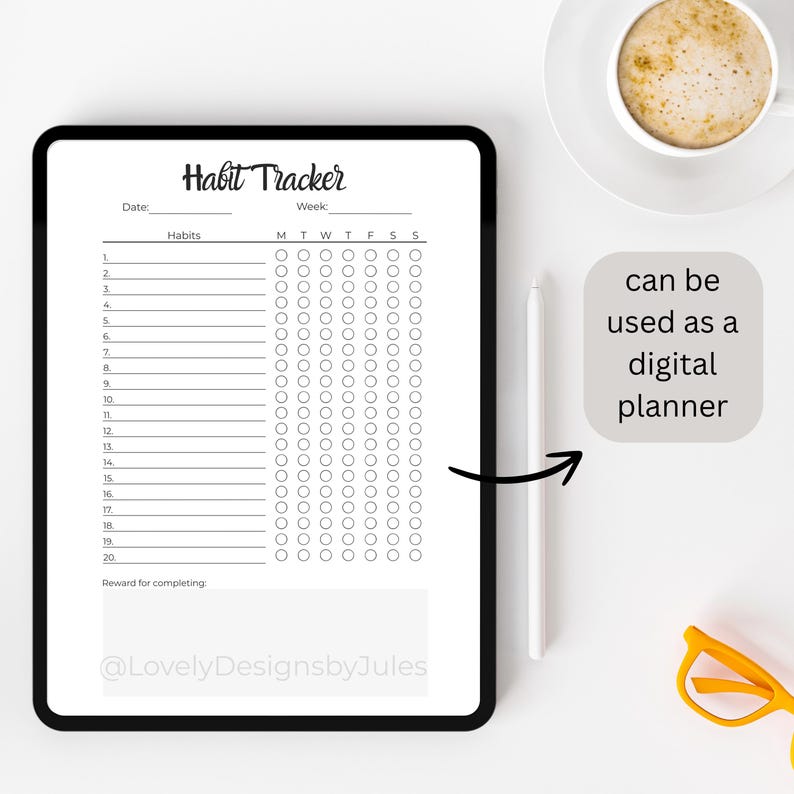 K&ouml;nnte beinhalten: Ein digitaler Gewohnheitstracker auf einem schwarzen Tablet. Der Tracker hat ein Raster f&uuml;r t&auml;gliche Gewohnheiten, mit dem Text "Habit Tracker" oben. Ein wei&szlig;er Stift und eine Tasse Kaffee sind ebenfalls sichtbar. Der Text "can be used as a digital planner" ist ebenfalls sichtbar.
