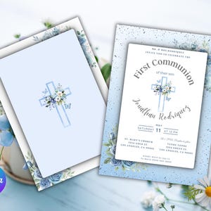 Puede incluir: Una invitación de primera comunión azul y blanca con un diseño de cruz y flores. La invitación dice "Primera Comunión de su hijo Jonathan Rodriques" con la fecha y hora del evento. La invitación también incluye las direcciones de la iglesia y el lugar.