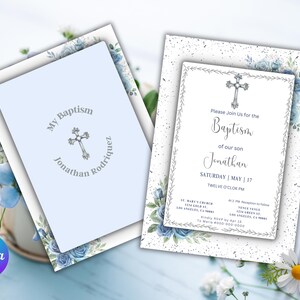 Puede incluir: Invitación de bautismo azul y blanca con una cruz plateada y diseño floral. El texto de la invitación dice "Por favor, únase a nosotros para el bautismo de nuestro hijo Jonathan Sábado | Mayo | 17 Doce del mediodía".