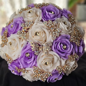 Flieder /Elfenbein /Gold Quinceaño Ramos, Blumenstrauß,Flieder/Lavendel und weiße Blumen, verziert mit goldenen Blumen und Schmetterling