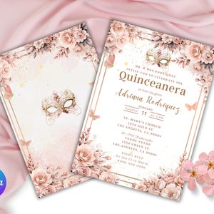 Könnte beinhalten: Eine rosafarbene und goldene Quinceañera-Einladung mit floralen Designs und einer goldenen Maske. Die Einladung enthält den Text "Quinceañera" und "Adriana Rodriguez" in goldener Schrift. Die Einladung enthält auch das Datum, die Uhrzeit und den Ort der Veranstaltung.