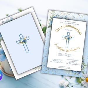 Puede incluir: Una invitación de primera comunión azul y blanca con una cruz dorada y un diseño floral. La invitación dice "Primera Comunión de su hijo Jonathan Rodrigues" con la fecha y la hora del evento. La invitación también incluye la ubicación de la iglesia y la recepción.