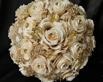 champagne and gold Quinceañera Ramos, Bouquet, champagne flowers decorated with gold butterflies and flowers