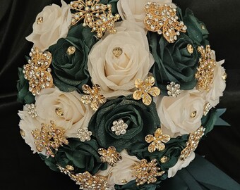 Hunter green Quinceañera Ramos, Bouquet, hunter green and ivory flowers decorated with gold.