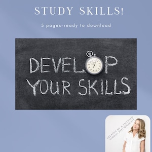 Op de afbeelding: Een zwart schoolbord met witte krijtbelettering die "Develop Your Skills" zegt, met een witte analoge stopwatch boven de woorden. De afbeelding is een promotiegrafiek voor een printbaar studievermogenjournaal voor kinderen. De tekst "Kids Therapy Journal" en "Study Skills!" staat bovenaan de afbeelding. De tekst "5 pages-ready to download" staat onder de titel. De tekst "WWW.TACCCONSULTING.COM" staat onderaan de afbeelding. De afbeelding bevat ook een foto van een vrouw met de tekst "CREATED BY A LICENSED SCHOOL PSYCHOLOGIST" in de rechterbenedenhoek.