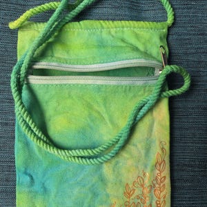 Bolso/cartera verde tie-dye con flores