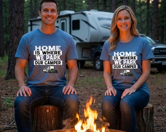 T-shirt unisex con colori confortevoli per coppie abbinate al camper. La casa è dove parcheggiamo. Per lui e per lei. Vita in camper. Viaggio su strada a tempo pieno. Regalo per gli amanti dell'avventura.
