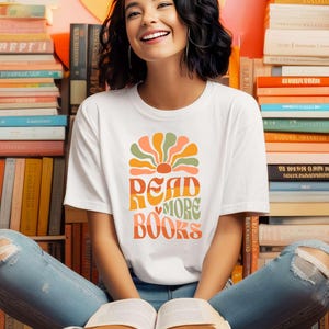 Leer más libros Camiseta de lectura retro funky con estilo moderno de los años 70, letra ondulada llamativa, camiseta de maestro con rayos de sol, regalo único, hippie, club de lectura, chica lectora