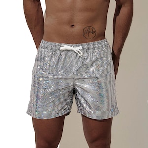Iridescent Holographic Festival Shorts Herrstrandshorts med glänsande metallictryck och dragsko, Disco Ball Silver Burning Man Shorts för män