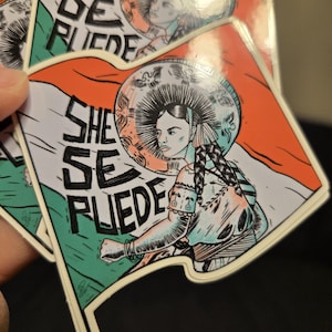 She Se Puede - Mexikansk stolthet - Kvinnlig egenmakt - Adelita - Chicana - 7,5 cm klistermärke/vattentät