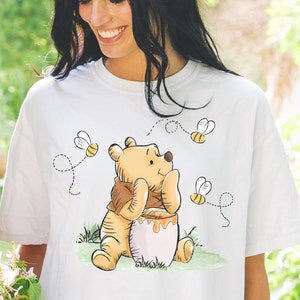 Camiseta clásica de Winnie the Pooh con colores cómodos, gráfico de oso vintage, estética cottagecore de primavera, moda de verano inspirada en los libros de cuentos