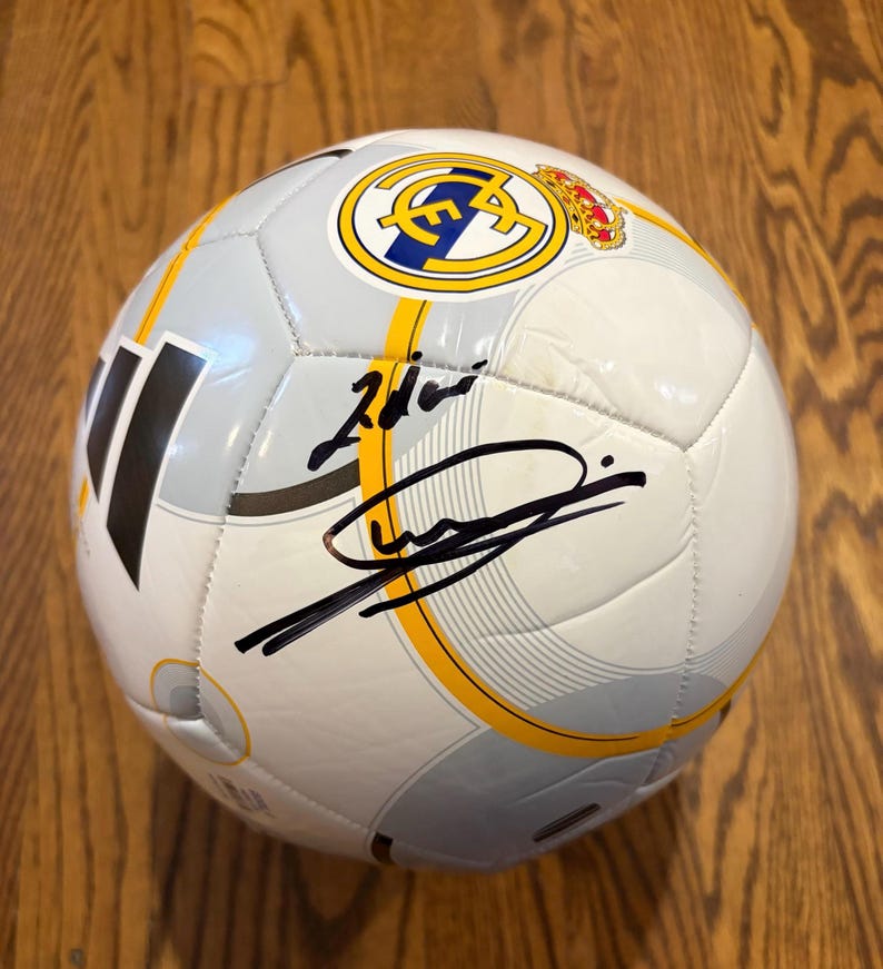 Puede incluir: Una taza de cer&aacute;mica blanca con un asa negra y el texto "But First, Coffee" en negro y negrita. La taza mide aproximadamente 10 cm de alto y contiene unos 350 ml de l&iacute;quido.