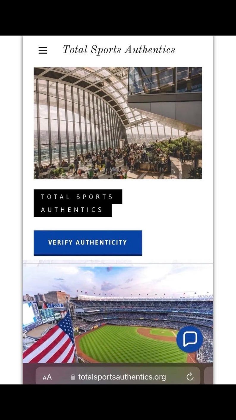 Puede incluir: Captura de pantalla de un sitio web m&oacute;vil para Total Sports Authentics. El sitio presenta im&aacute;genes de un gran espacio para eventos y un estadio de b&eacute;isbol. El texto en el sitio incluye "Total Sports Authentics" y "Verify Authenticity."
