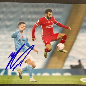 モハメド・サラーの直筆サイン入り8x10サッカー写真 COA & ホログラム