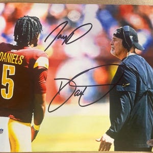 "Jayden Daniels ""Dan Quinn"" signierte Washington Kommandanten 8x10 Foto COA & Hologramm."