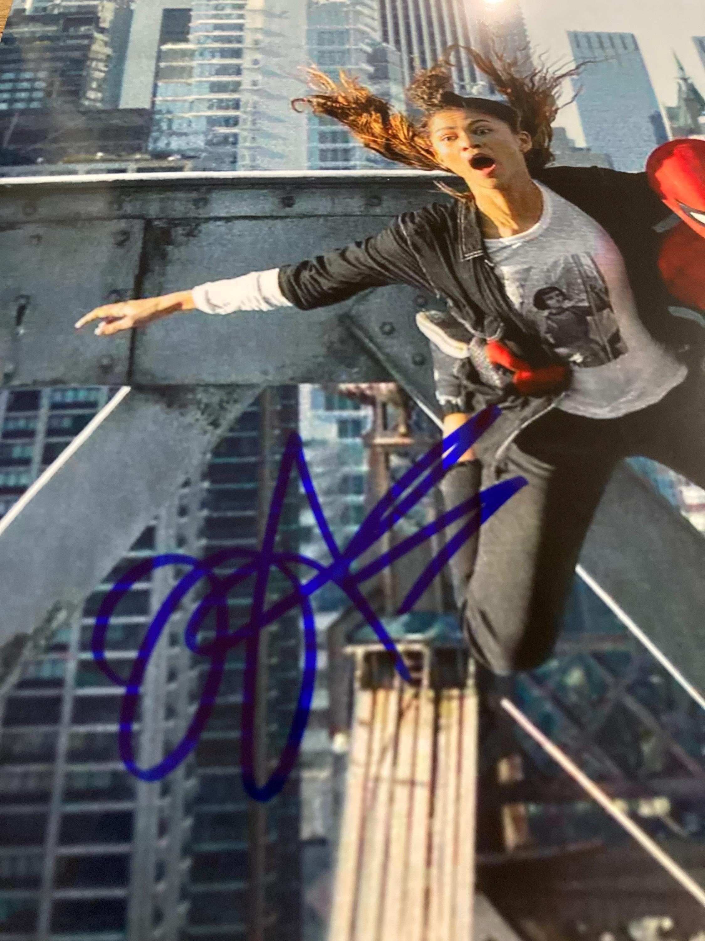 トム・ホランドとゼンデイヤのサイン入りスパイダーマン 8x10 写真 COA