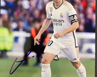 ルカ・モドリッチのサイン入りマーキュリアル サッカースパイク。銘板