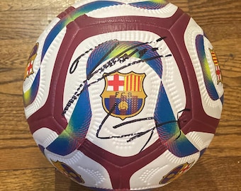 Lamine Yamal y Robert Lewandowski firmaron el holograma COA del balón de fútbol con el logotipo del FC Barcelona