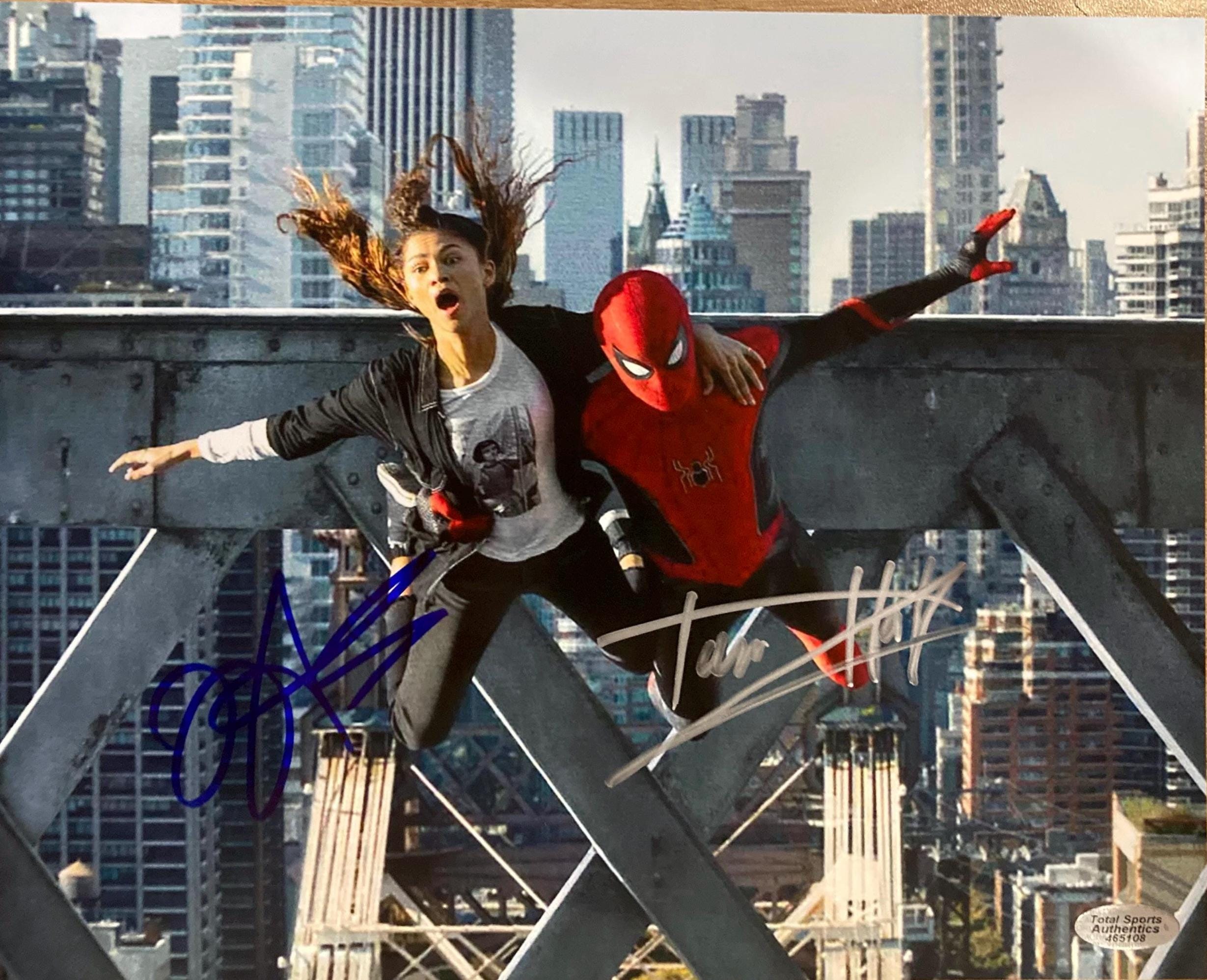 トム・ホランドとゼンデイヤのサイン入りスパイダーマン 8x10 写真 COA
