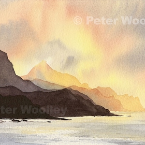Puede incluir: Pintura acuarela de una cordillera al atardecer con una masa de agua en primer plano. El cielo es una mezcla de naranja, amarillo y rosa. Las montañas son de color marrón oscuro y el agua es de color azul claro.