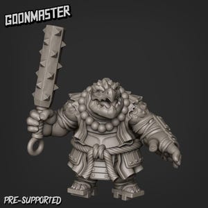 Puede incluir: Una miniatura impresa en 3D de color gris de una criatura parecida a una tortuga que lleva una túnica y sostiene un garrote con púas. La miniatura está pre-soportada y está etiquetada como "GOONMASTER" en la parte superior de la imagen y "PRE-SUPPORTED" en la parte inferior.