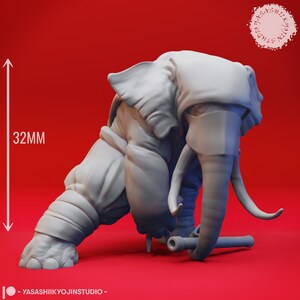 Może przedstawiać: Szara, trójwymiarowa figurka drukowana z postaci humanoidalnego słonia trzymającego broń. Figurka ma 32 mm wysokości i jest w pozycji przykucniętej. Figurka znajduje się na czerwonym tle.