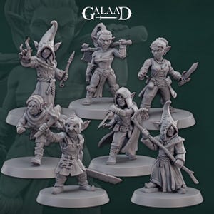 Puede incluir: Una colección de miniaturas de fantasía grises, incluyendo elfos y goblins, cada uno posando con armas como espadas, hachas y bastones. Las miniaturas están sobre bases circulares, con el logo "GALAAD" en la esquina superior izquierda.
